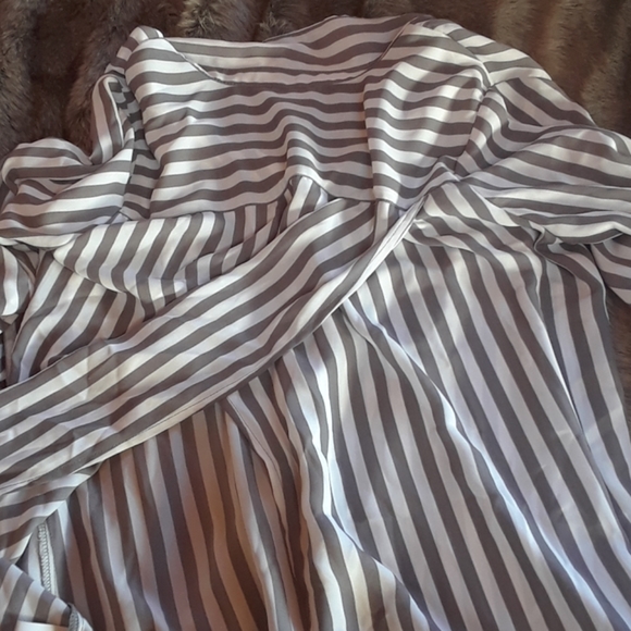 blouse - Picture 3 of 3